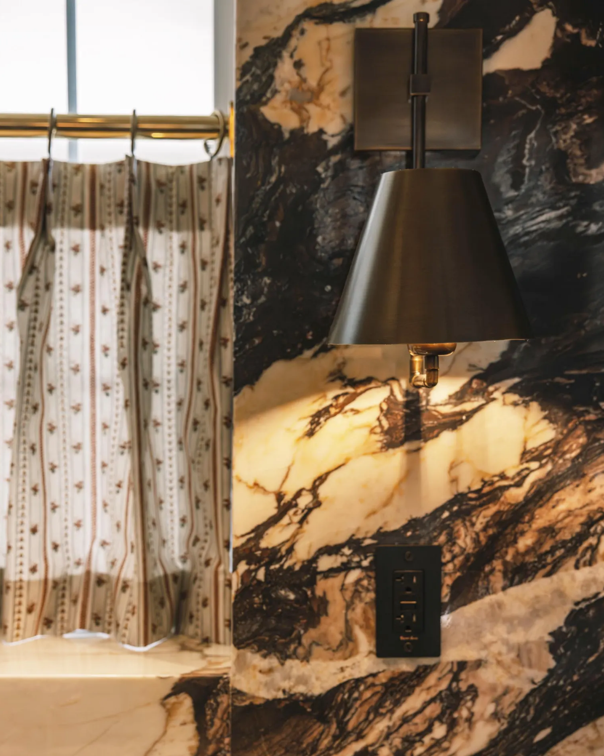 Forma Sconce