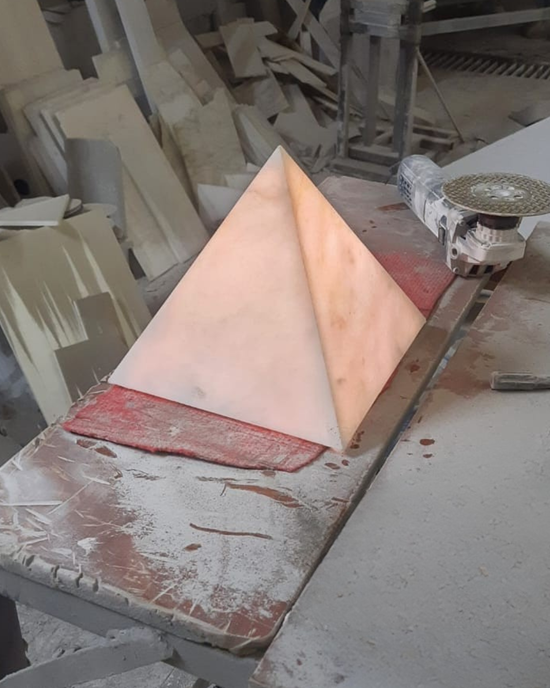 STONEFORM TABLE LAMP